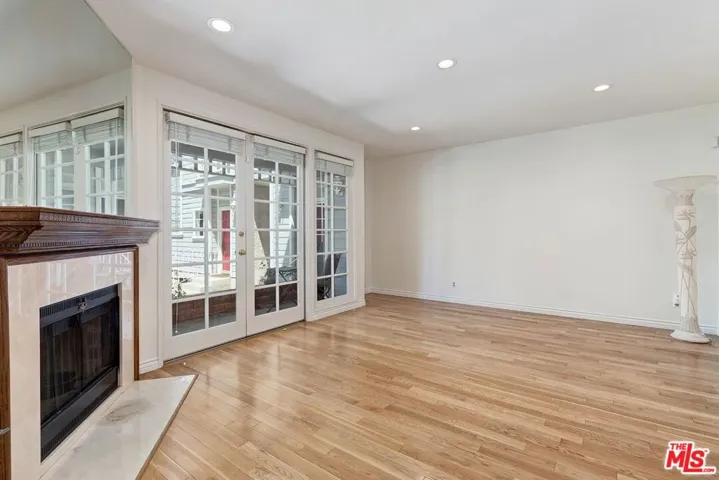 18135 Burbank 11, Tarzana, California 91356
