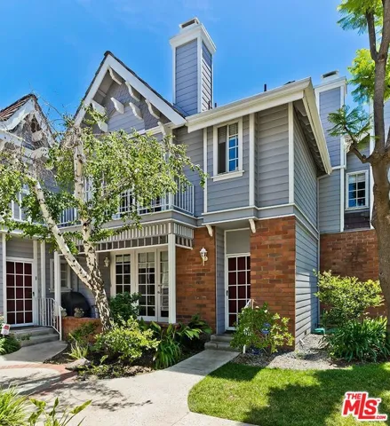 18135 Burbank 11, Tarzana, California 91356