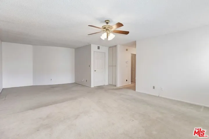 18135 Burbank 11, Tarzana, California 91356