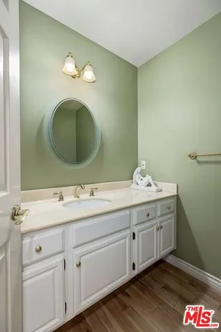 18135 Burbank 11, Tarzana, California 91356