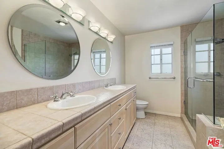 18135 Burbank 11, Tarzana, California 91356
