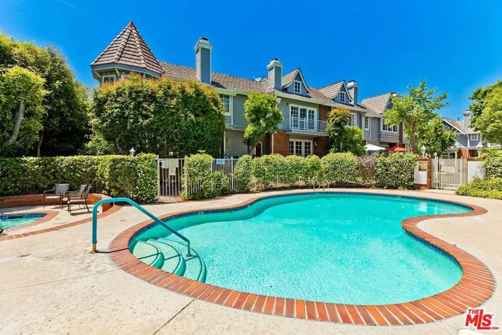 18135 Burbank 11, Tarzana, California 91356