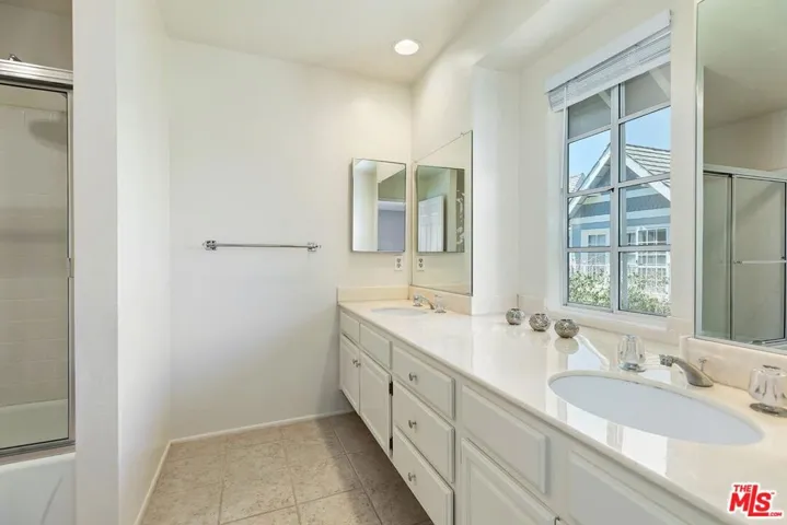 18135 Burbank 11, Tarzana, California 91356