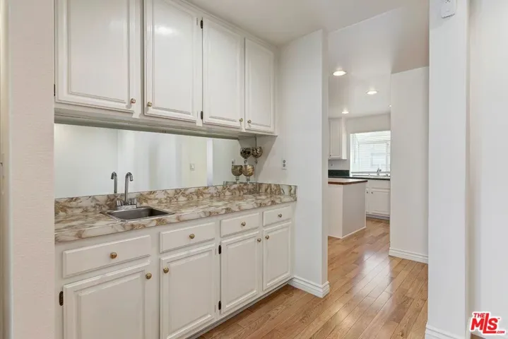 18135 Burbank 11, Tarzana, California 91356