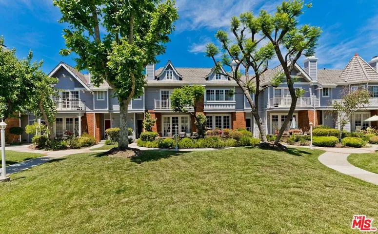 18135 Burbank 11, Tarzana, California 91356