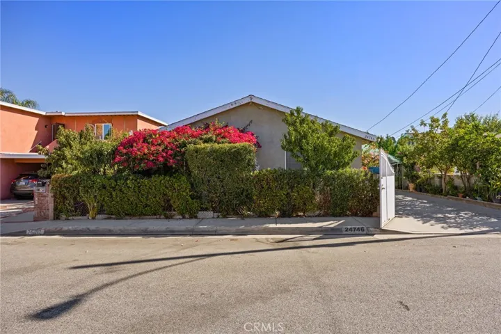 24746 Spruce, Newhall, California 91321 — photo 4