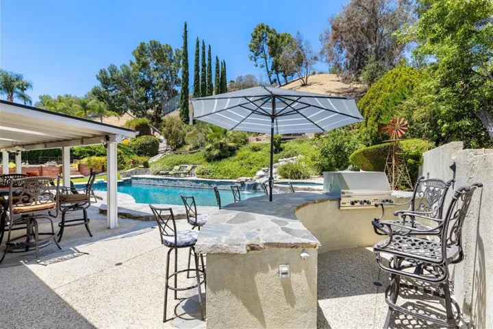 Barbecue & outdoor cooking island