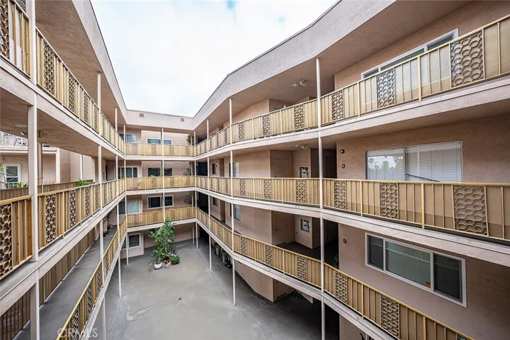 1635 E Ocean