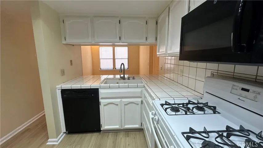 Nice open kitchen with newer flooring. Opens up to dining room and breakfast bar.