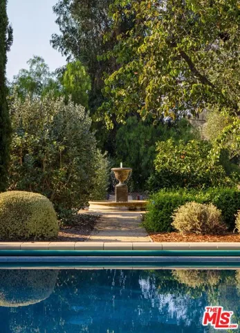 Resort Style Pool & Spa