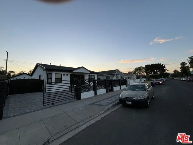 6537 Teesdale Avenue, North Hollywood, California 91606