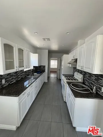 6537 Teesdale Avenue, North Hollywood, California 91606