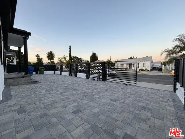 6537 Teesdale Avenue, North Hollywood, California 91606