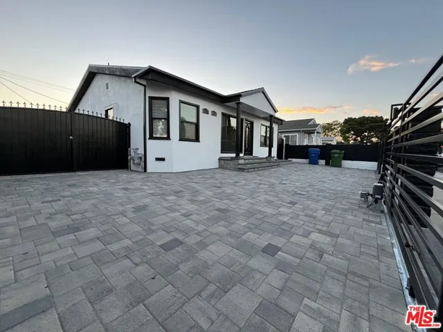 6537 Teesdale Avenue, North Hollywood, California 91606