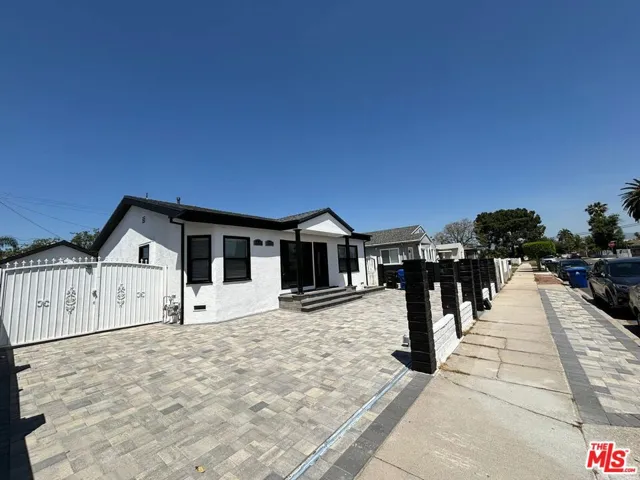 6537 Teesdale Avenue, North Hollywood, California 91606