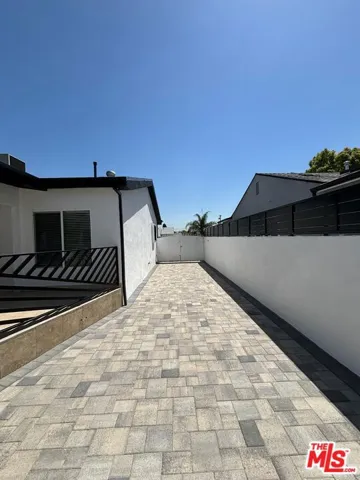 6537 Teesdale Avenue, North Hollywood, California 91606