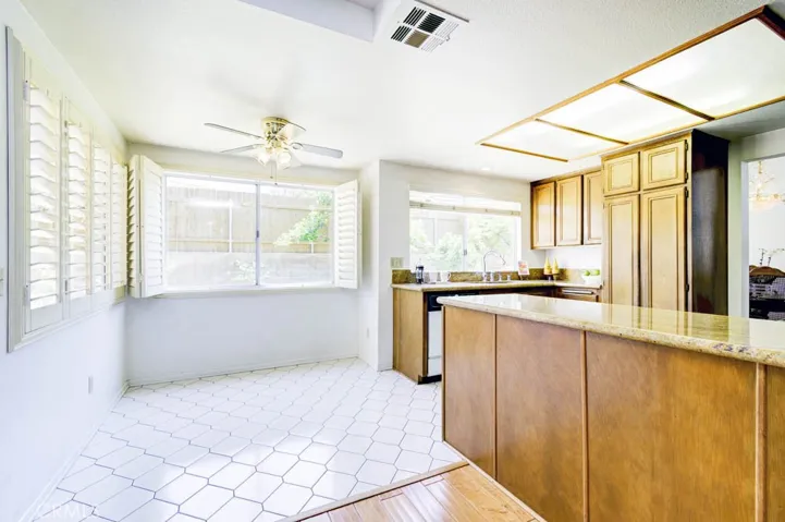Kitchen and breakfast area