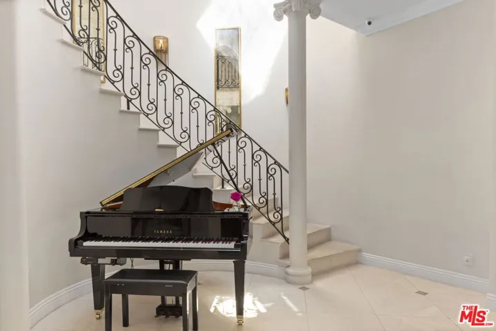 1465 N Robmar Drive, Beverly Hills, California 90210