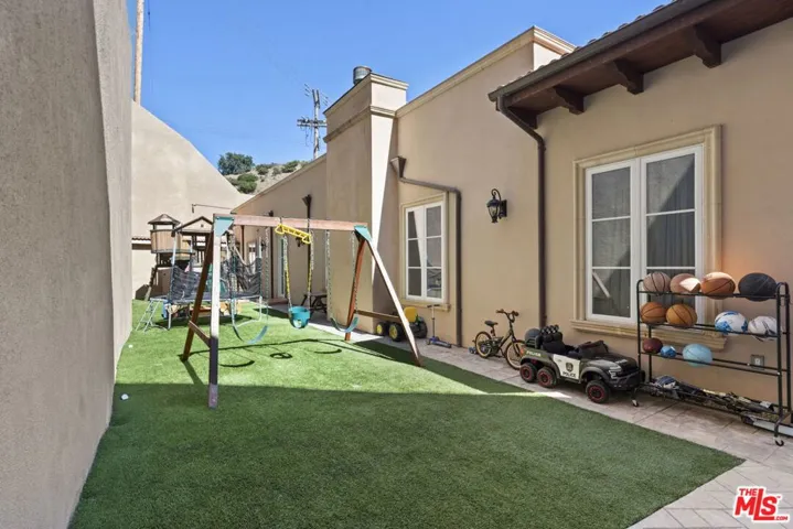 1465 N Robmar Drive, Beverly Hills, California 90210