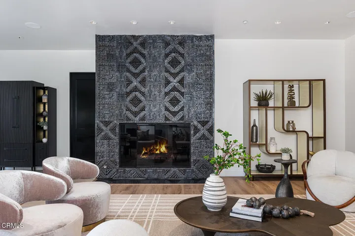 345 E Colorado Blvd #203 007-mls