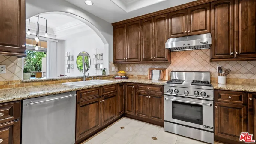 11582 Moorpark Street 104, Studio City, California 91602 — photo 5