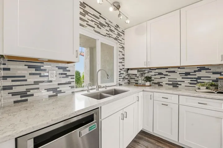 6717 Clover Court, Carlsbad, California 92011