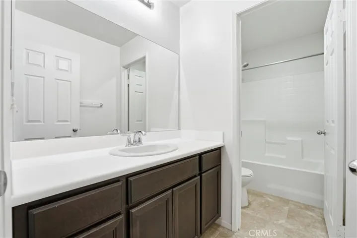 Upstairs Full Bathroom