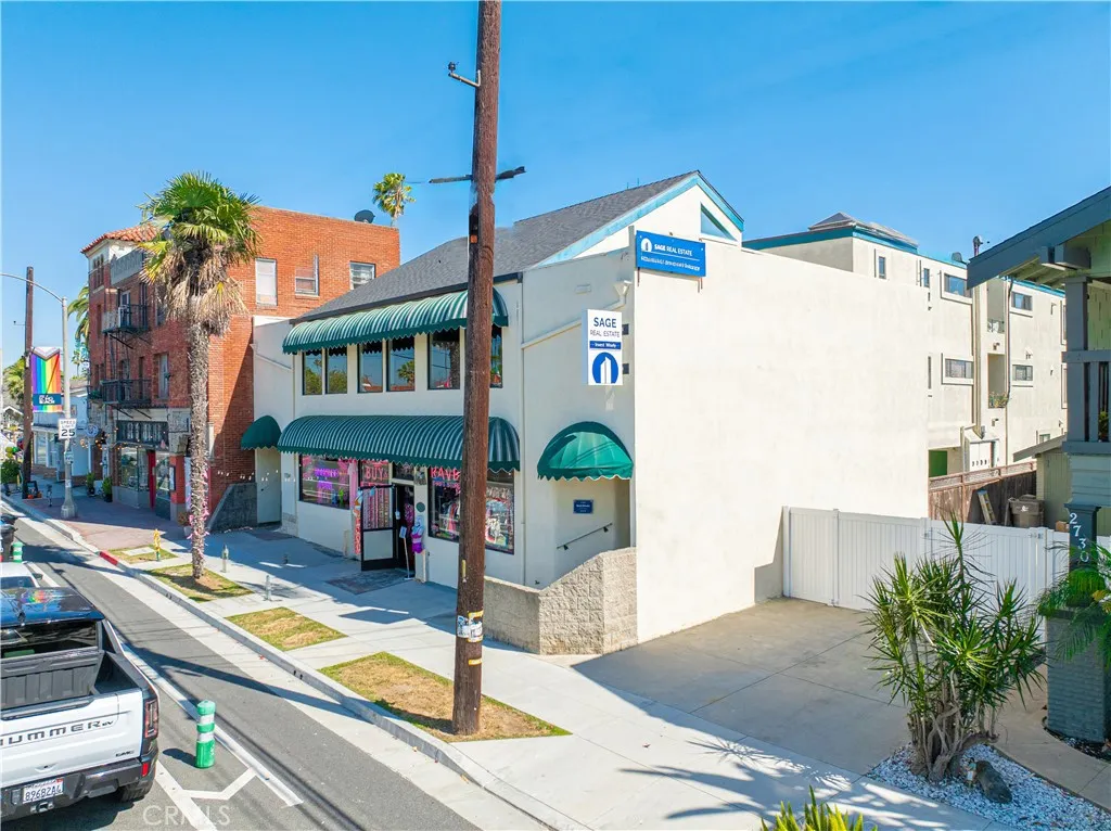 2734 E Broadway 8