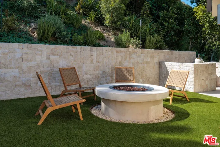 3637 Loadstone Drive, Sherman Oaks, California 91403