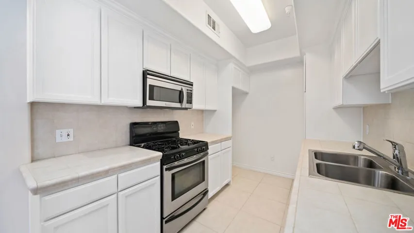 3328 Oakhurst Avenue 205, Los Angeles, California 90034
