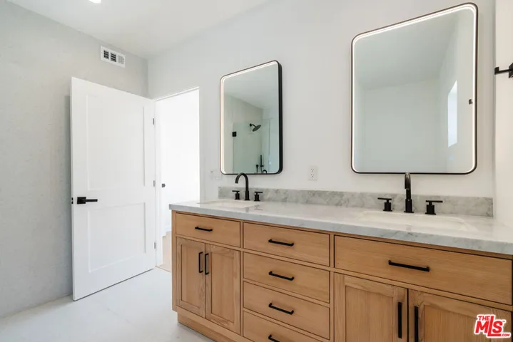 6765 Lexington Avenue A, Los Angeles, California 90038