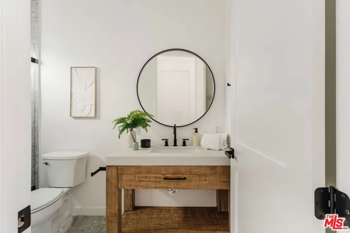 6765 Lexington Avenue A, Los Angeles, California 90038