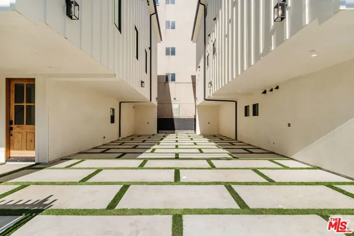 6765 Lexington Avenue A, Los Angeles, California 90038
