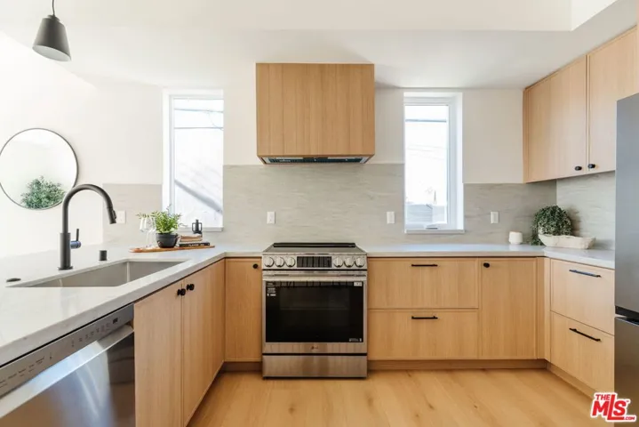 6765 Lexington Avenue A, Los Angeles, California 90038