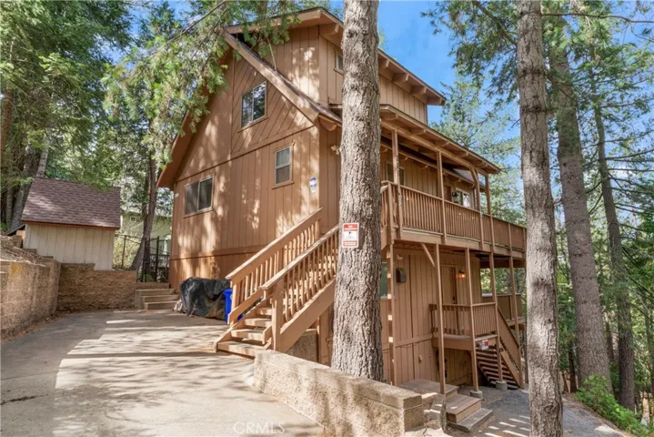 PET LOVERS will appreciate FENCED YARD and convenient doggie door.