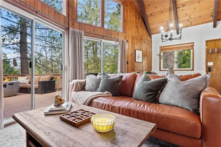 Gorgeous BIG WINDOWS in the Livingroom.