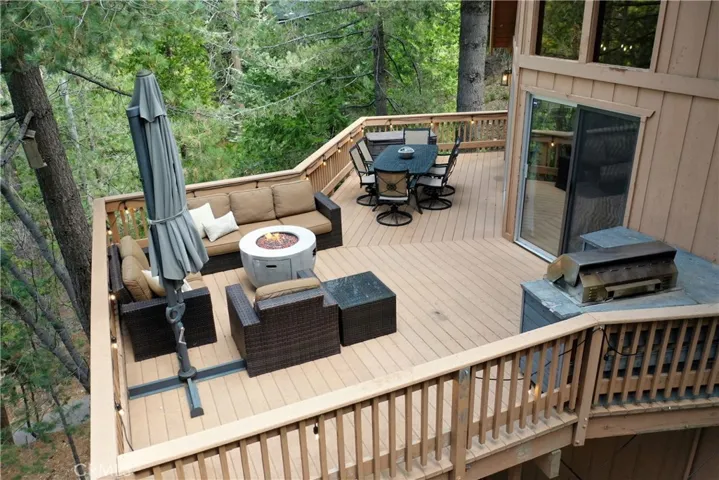 LOTS OF ROOM for entertaining!