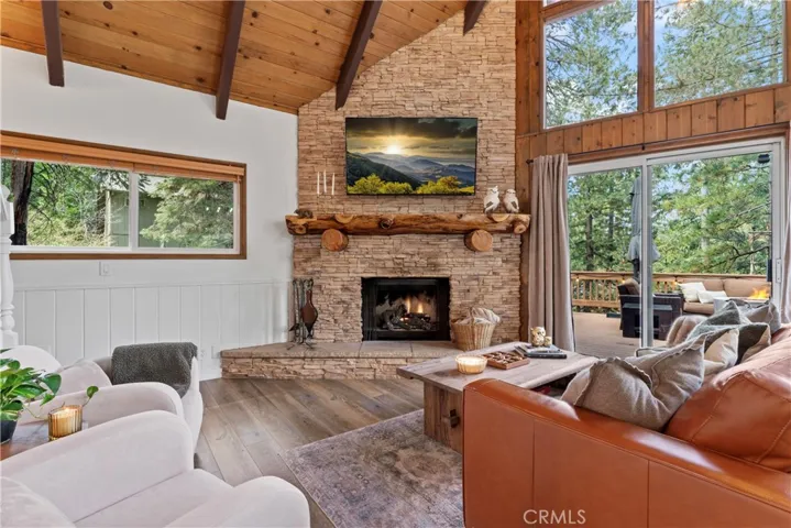 Cozy fireplace in Livingroom.