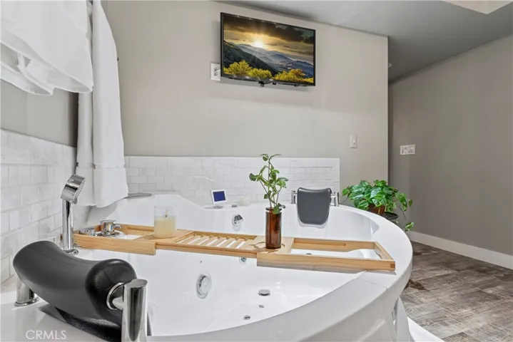 THIS is a luxurious, large jetted soaking tub!