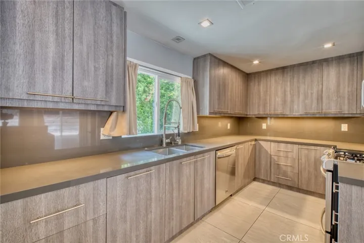 20516 Clark, Woodland Hills, California 91367