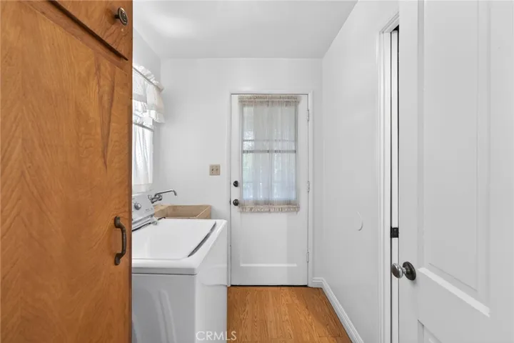 Mudroom with washing machine