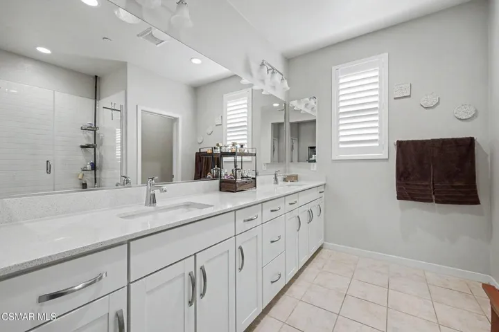 Primary en-suite bath