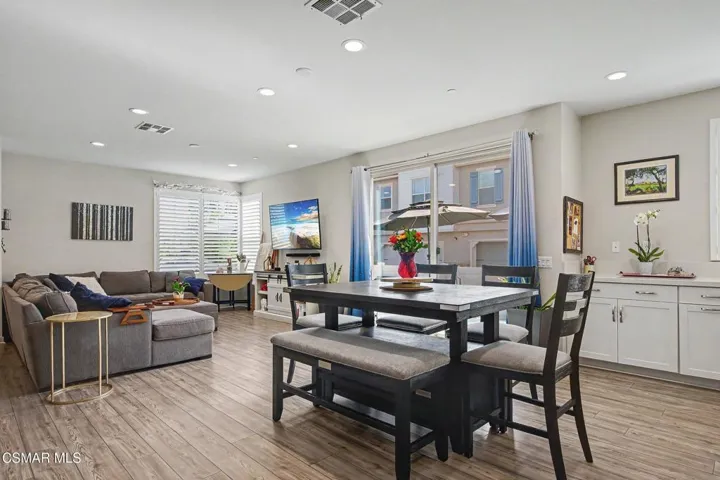 Dining area near sliders