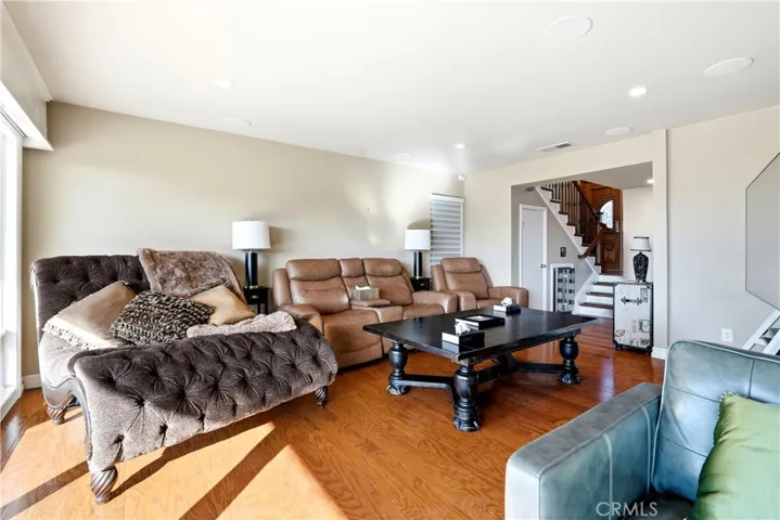 Living room to enjoy the sunset.