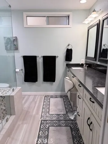 Master bath with dual vanity