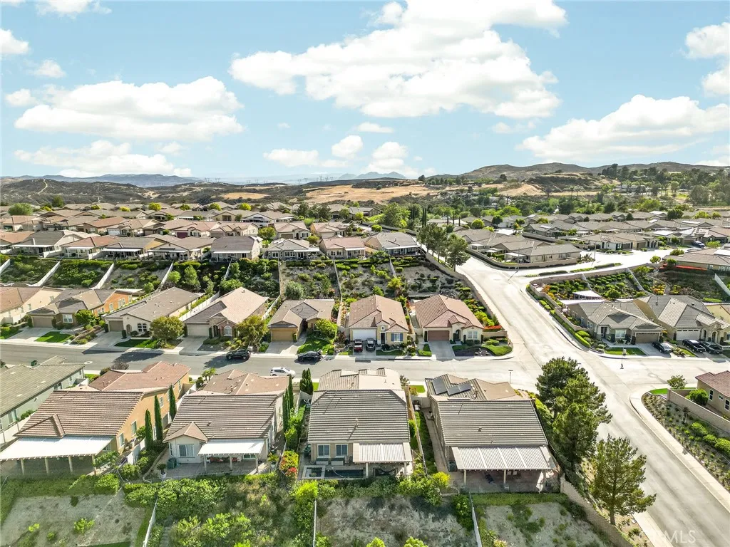 Neighborhood View to the West