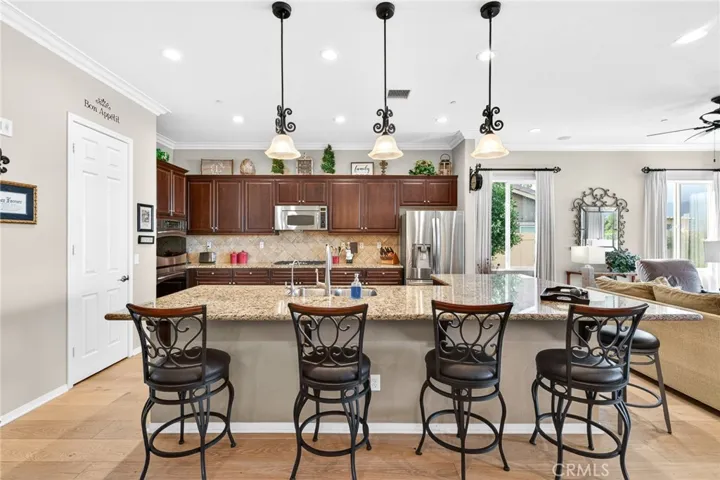 Huge Kitchen with Breakfast Bar that seats 6