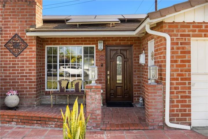 Beautiful deck  front entrance!