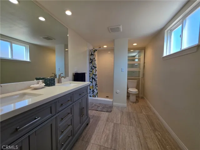 En-suite bathroom in main level primary bedroom #2