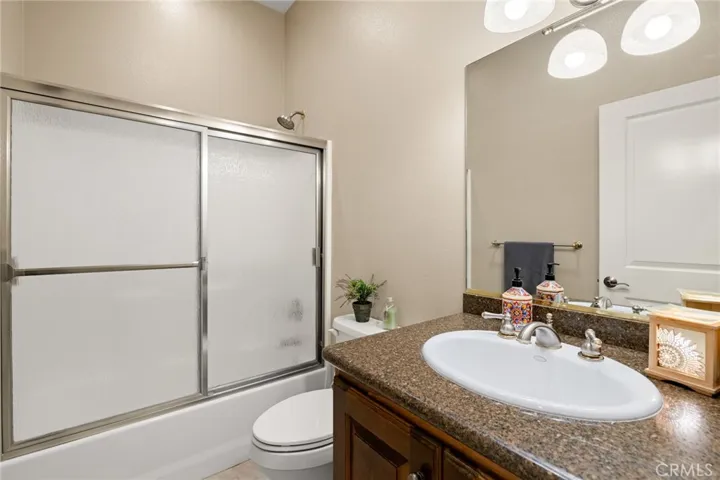 Secondary full bathroom
